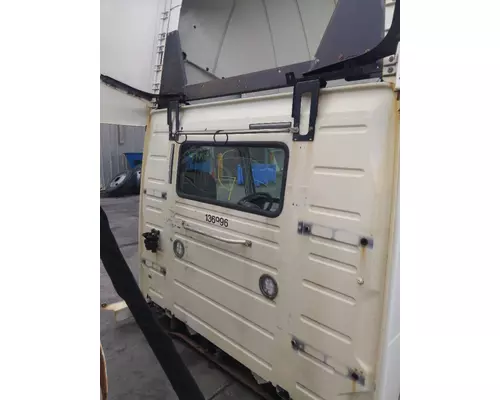 VOLVO VNL CAB