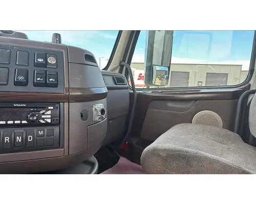 VOLVO VNL CAB