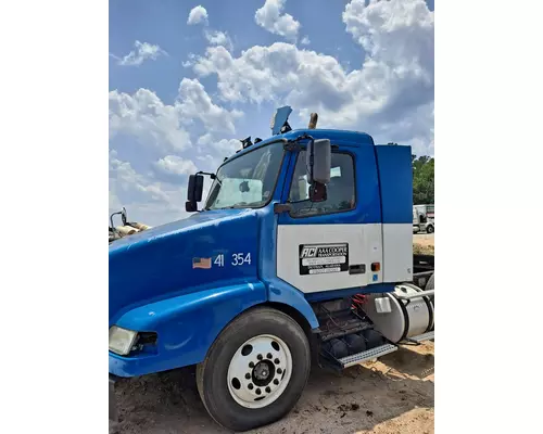VOLVO VNL CAB