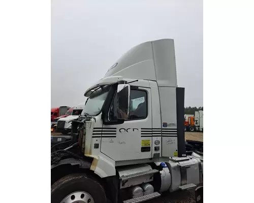 VOLVO VNL CAB