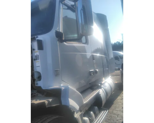 VOLVO VNL CAB