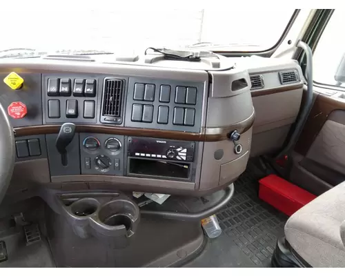 VOLVO VNL CAB