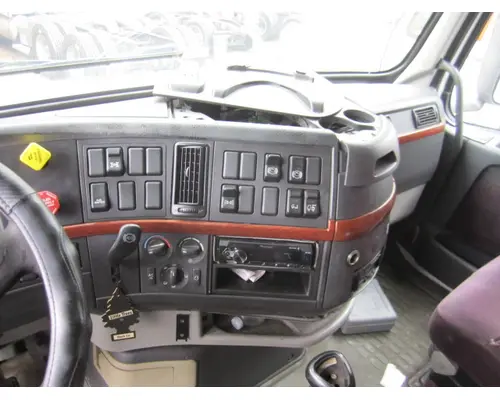 VOLVO VNL CAB
