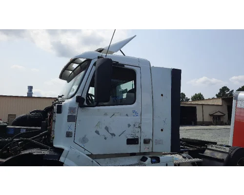 VOLVO VNL CAB