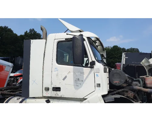 VOLVO VNL CAB