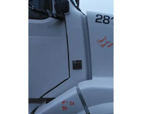 VOLVO VNL COWL