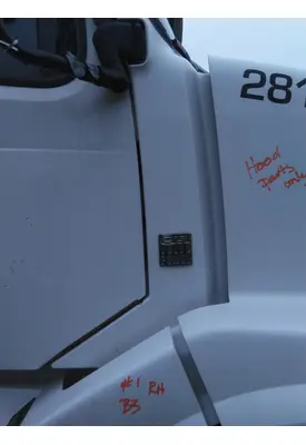 VOLVO VNL COWL