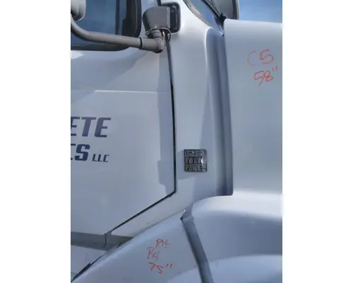 VOLVO VNL COWL