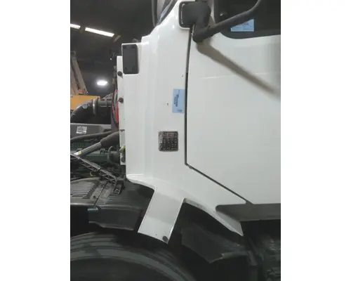 VOLVO VNL COWL