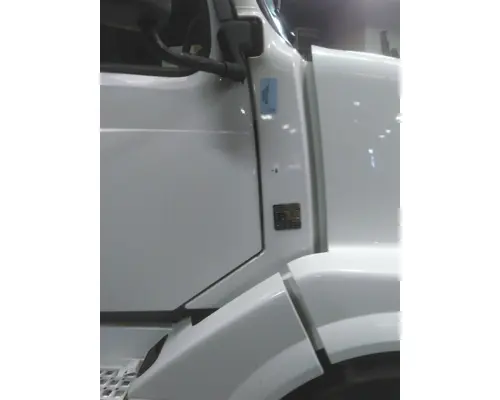 VOLVO VNL COWL
