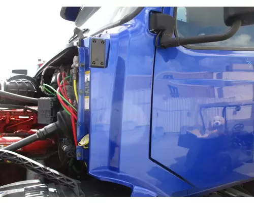 VOLVO VNL COWL