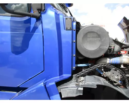 VOLVO VNL COWL