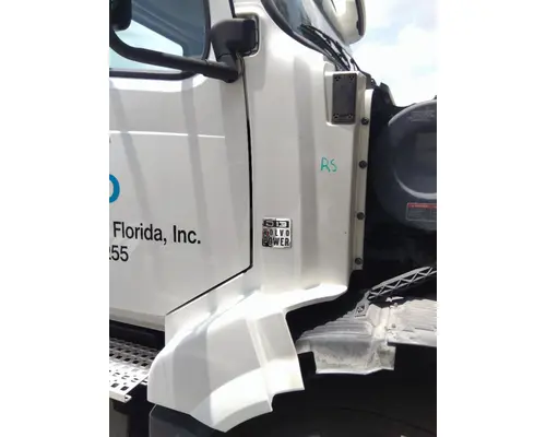 VOLVO VNL COWL
