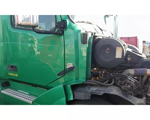 VOLVO VNL COWL