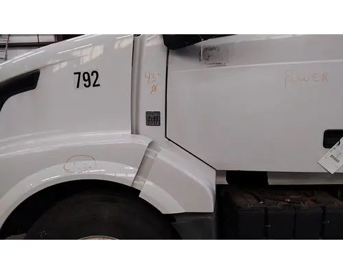 VOLVO VNL COWL