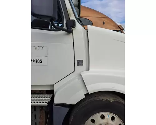 VOLVO VNL COWL