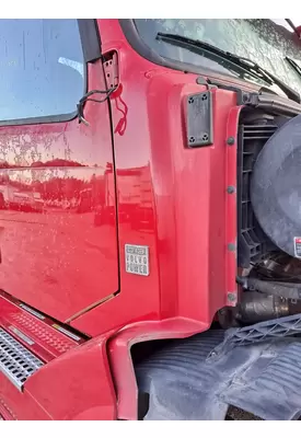 VOLVO VNL COWL