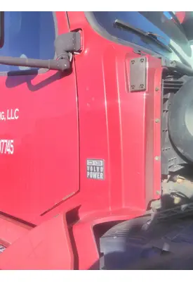 VOLVO VNL COWL