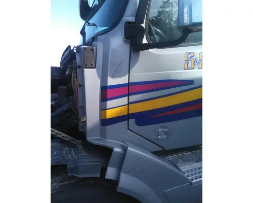 VOLVO VNL COWL