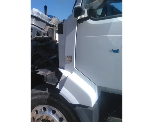 VOLVO VNL COWL