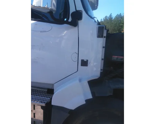 VOLVO VNL COWL