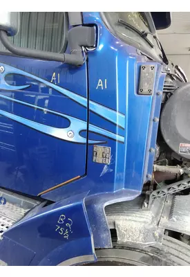 VOLVO VNL COWL