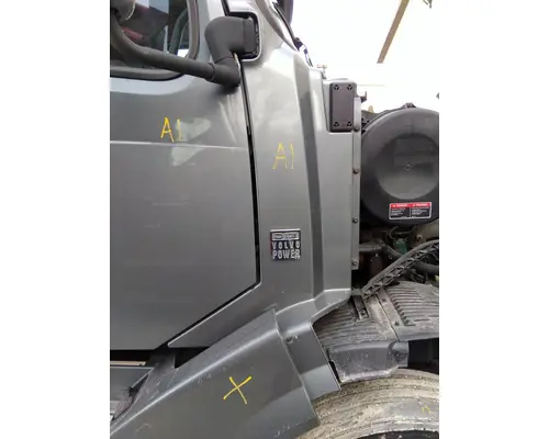 VOLVO VNL COWL