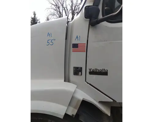 VOLVO VNL COWL