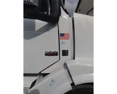 VOLVO VNL COWL
