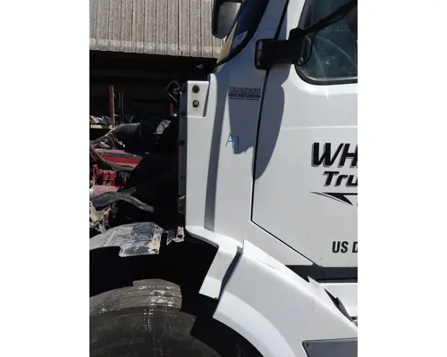 VOLVO VNL COWL