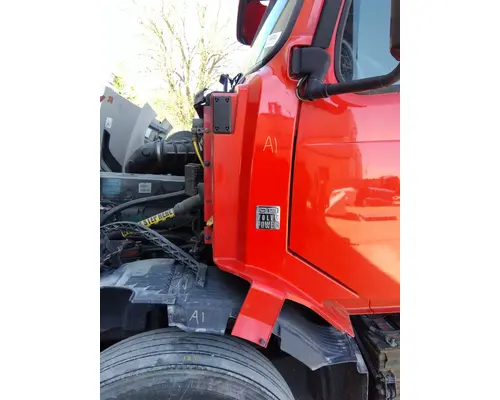 VOLVO VNL COWL