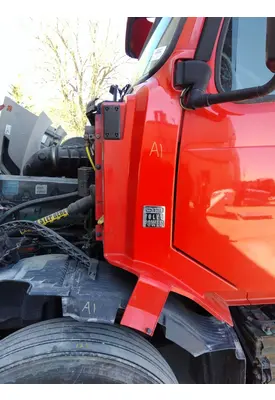 VOLVO VNL COWL