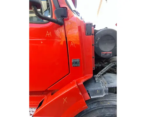 VOLVO VNL COWL