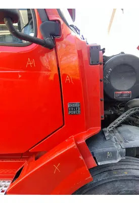 VOLVO VNL COWL