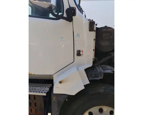 VOLVO VNL COWL