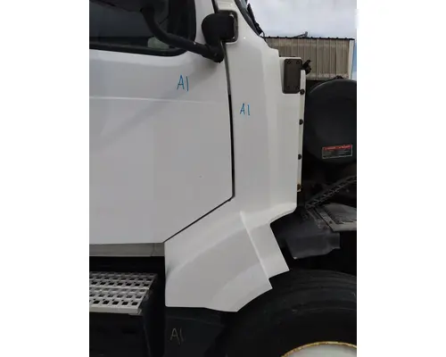 VOLVO VNL COWL