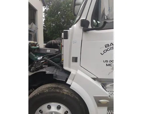 VOLVO VNL COWL