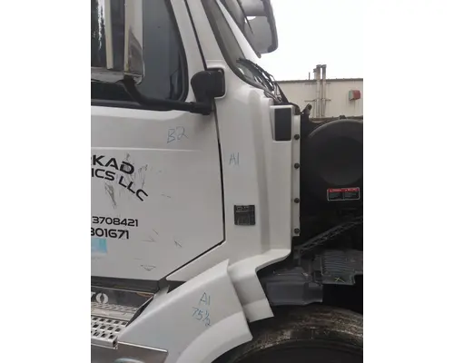 VOLVO VNL COWL