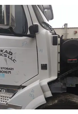 VOLVO VNL COWL