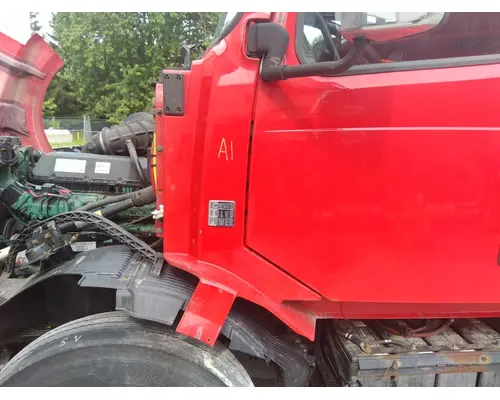 VOLVO VNL COWL