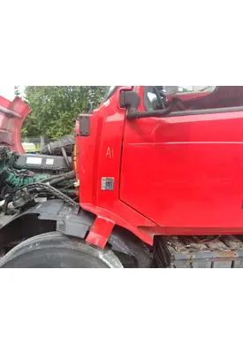 VOLVO VNL COWL