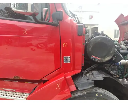 VOLVO VNL COWL