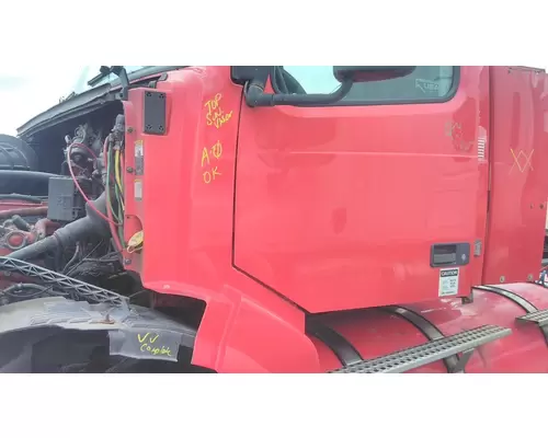 VOLVO VNL COWL