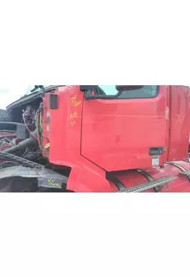 VOLVO VNL COWL