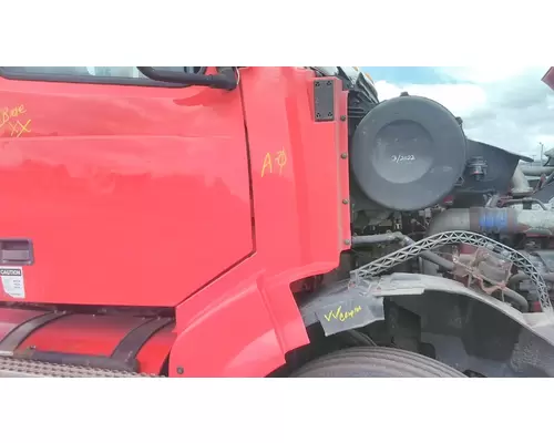 VOLVO VNL COWL
