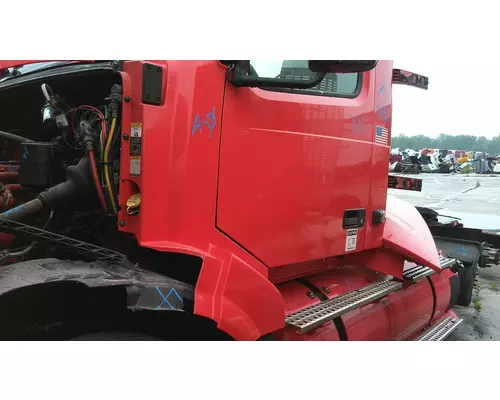 VOLVO VNL COWL