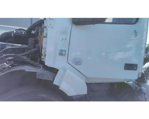 VOLVO VNL COWL