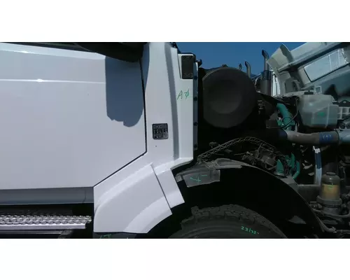 VOLVO VNL COWL