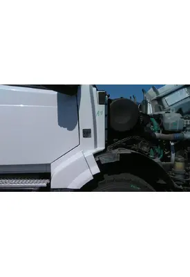VOLVO VNL COWL
