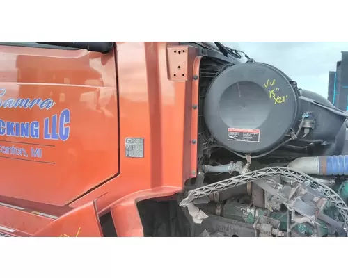 VOLVO VNL COWL
